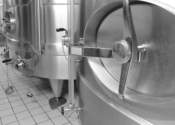 Cuves de fermentation des mo&ucirc;ts de raisin du Champagne Marie-Liesse Boquet &agrave; Vrigny